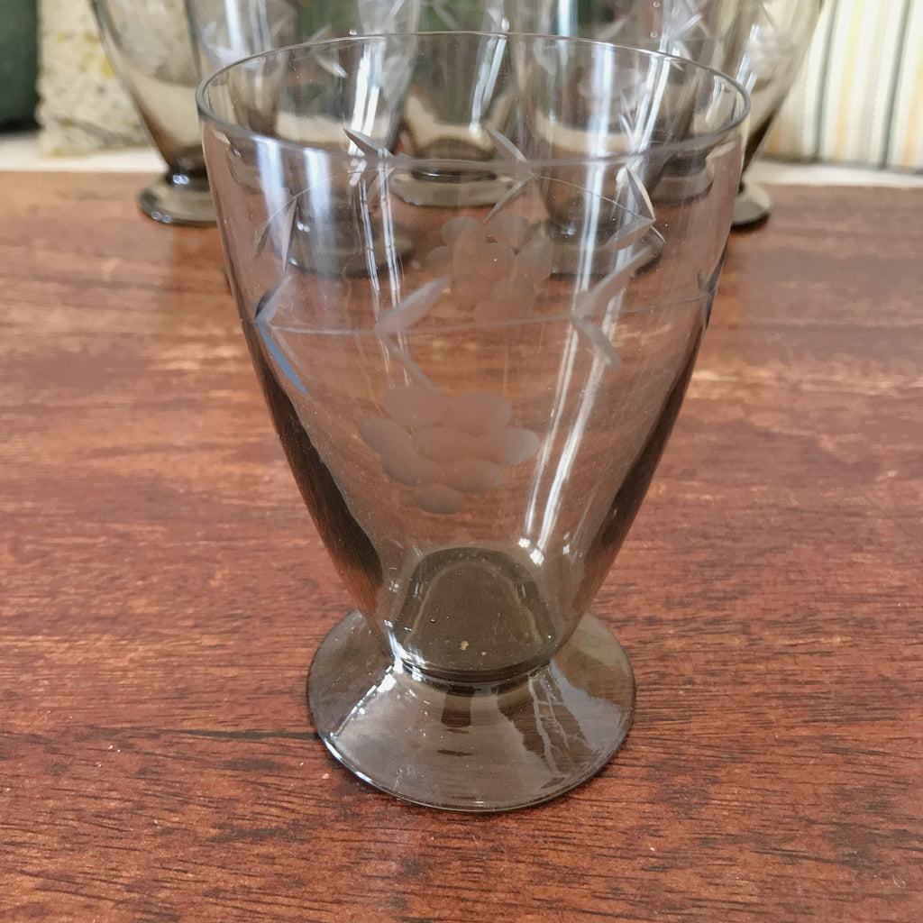 Lot de 6 petits verres à eau gravés en verre cristallin couleur gris fumé contenance de 12 cl par Hello Broc brocante en ligne