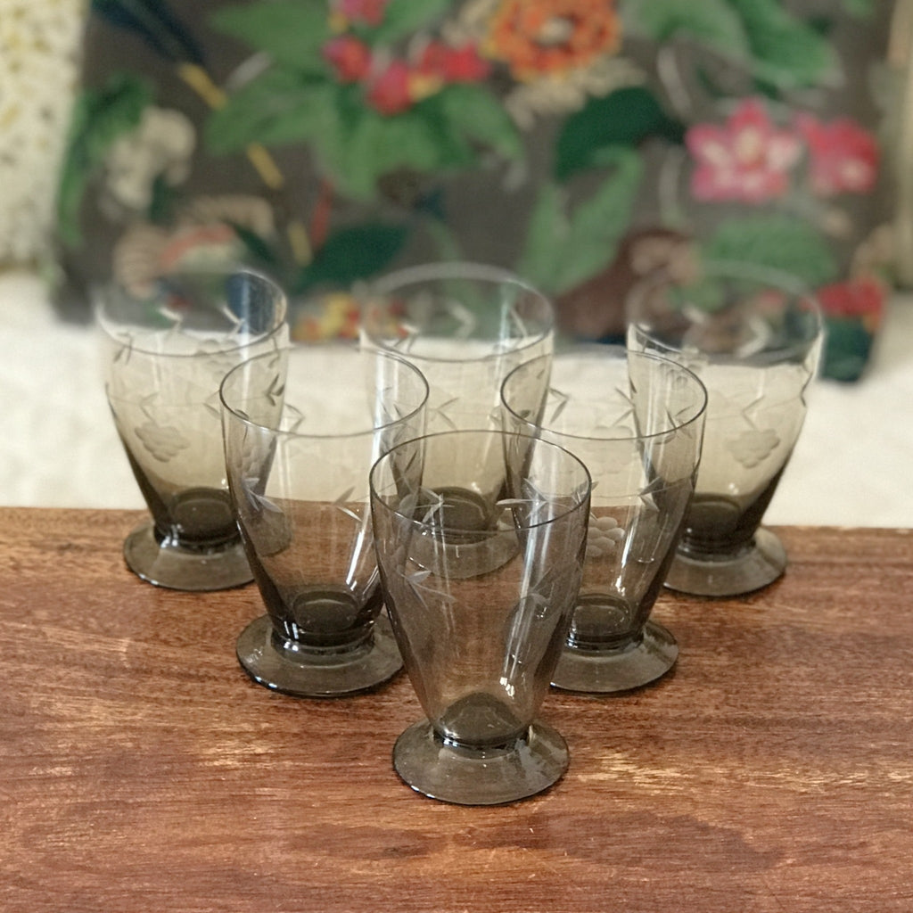 Lot de 6 petits verres à eau gravés en verre cristallin couleur gris fumé contenance de 12 cl par Hello Broc brocante en ligne