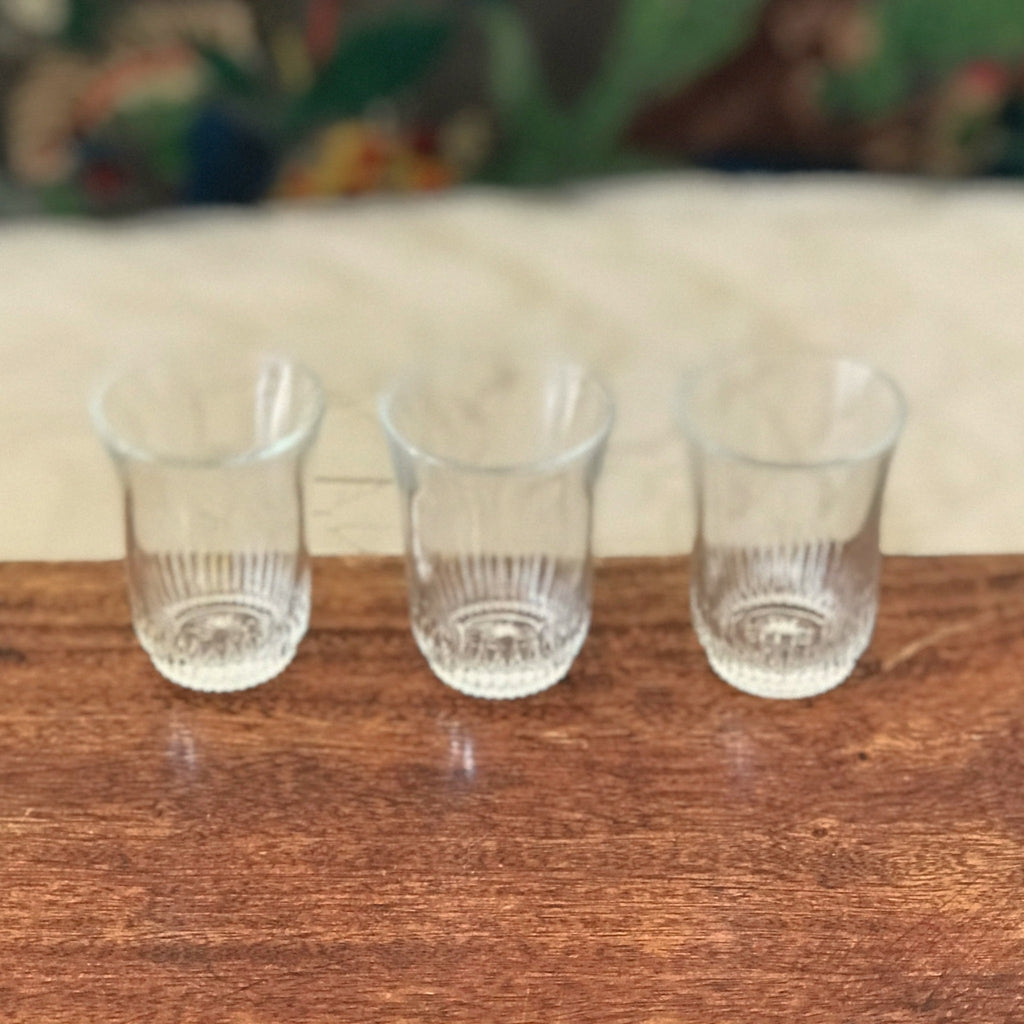 Lot de 3 verres anciens de bistrot à liqueur en verre moulé début XXème - Hello Broc brocante en ligne