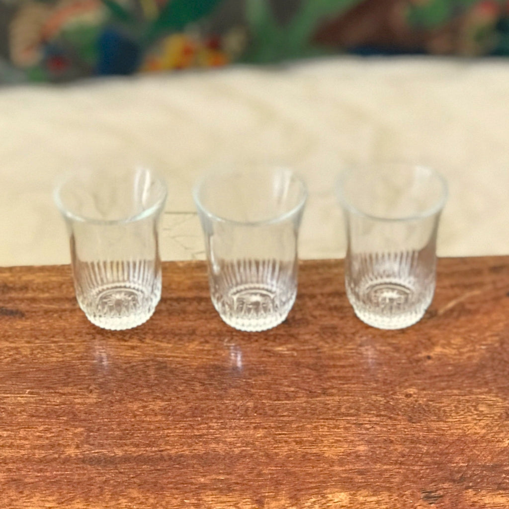Lot de 3 verres anciens de bistrot à liqueur en verre moulé début XXème - Hello Broc brocante en ligne