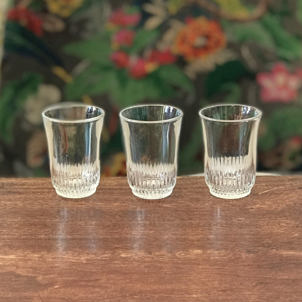 Lot de 3 verres anciens de bistrot à liqueur en verre moulé début XXème - Hello Broc brocante en ligne