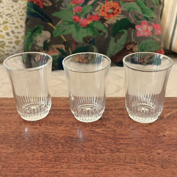 Lot de 3 verres anciens de bistrot à liqueur en verre moulé début XXème - Hello Broc brocante en ligne