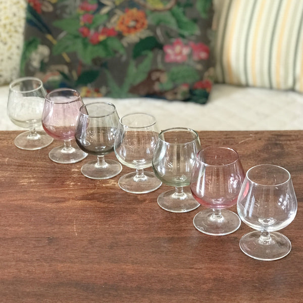 Ensemble de 7 verres à cognac vintage sur pied en verre moulé multicolores dans les tons pastels de 13 cl par Hello Broc brocante en ligne