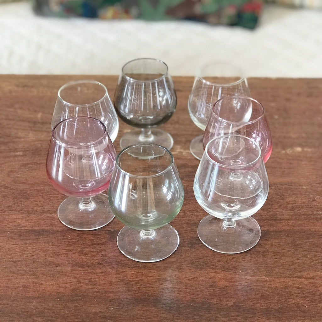 Ensemble de 7 verres à cognac vintage sur pied en verre moulé multicolores dans les tons pastels de 13 cl par Hello Broc brocante en ligne