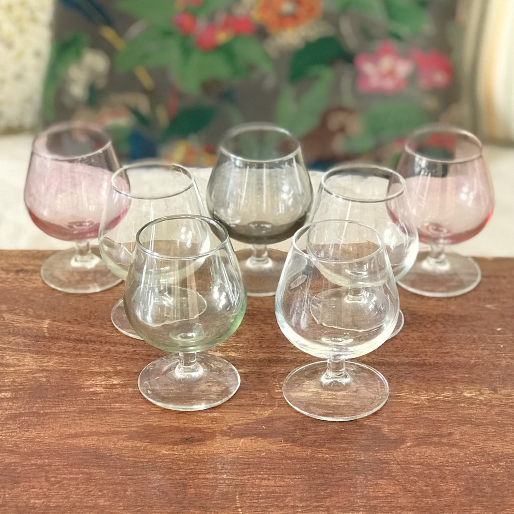Ensemble de 7 verres à cognac vintage sur pied en verre moulé multicolores dans les tons pastels de 13 cl par Hello Broc brocante en ligne