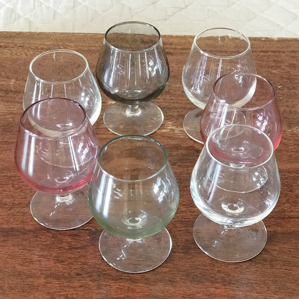 Ensemble de 7 verres à cognac vintage sur pied en verre moulé multicolores dans les tons pastels de 13 cl par Hello Broc brocante en ligne