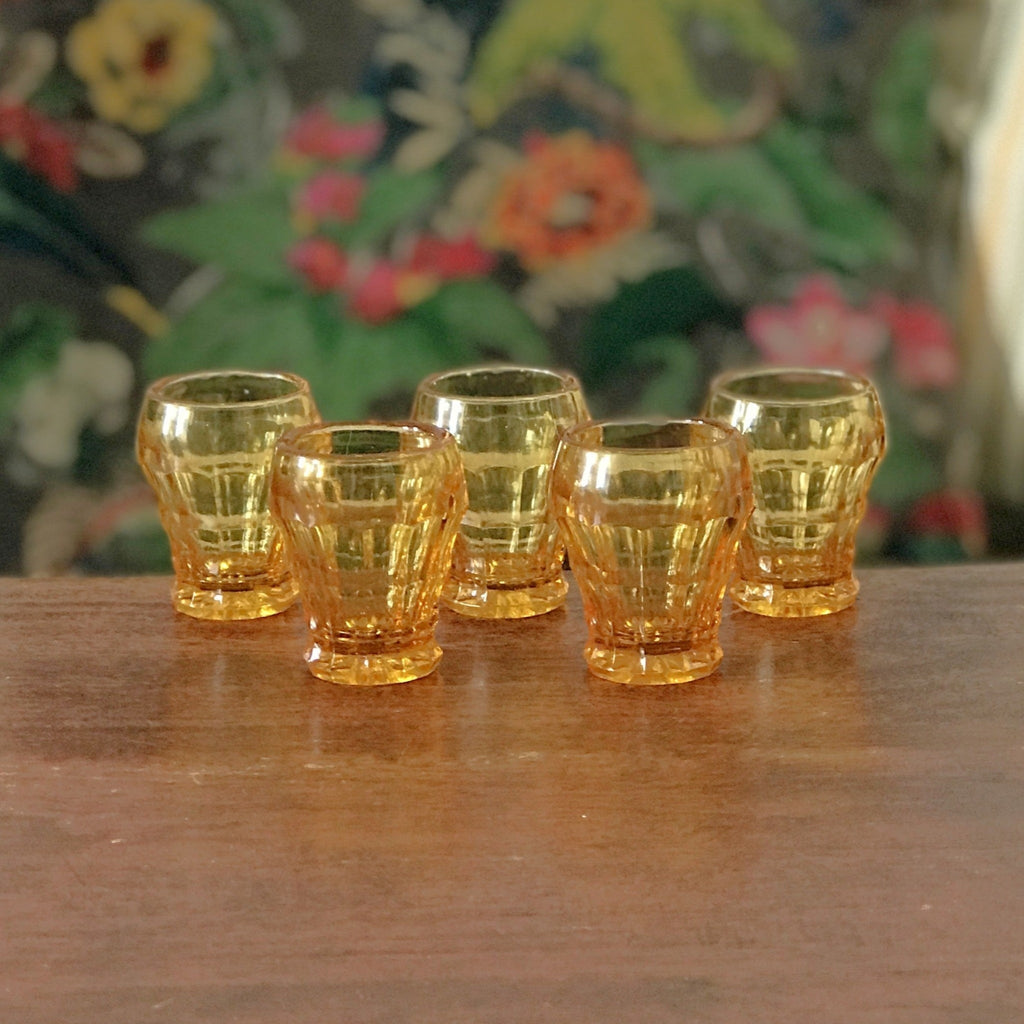 Lot de 5 verres à liqueur vintage en verre moulé orange par Hello Broc brocante en ligne