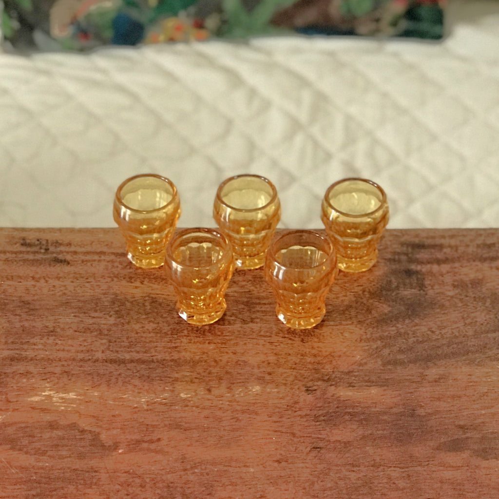Lot de 5 verres à liqueur vintage en verre moulé orange par Hello Broc brocante en ligne