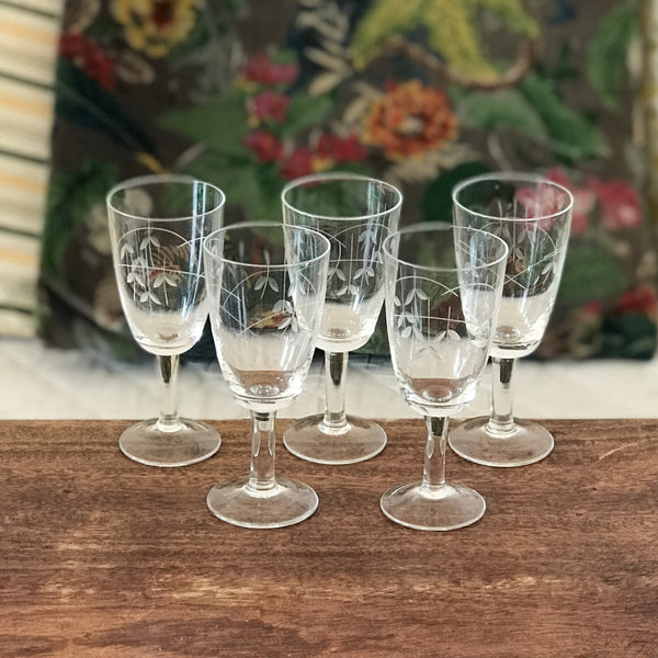 Ensemble de 5 verres à liqueur vintage sur pied en cristal gravé de 6 cl par Hello Broc brocante en ligne