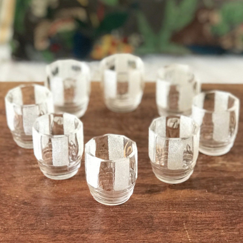 Lot de 8 verres à liqueur granités années 50 de forme octogonale par Hello Broc brocante en ligne