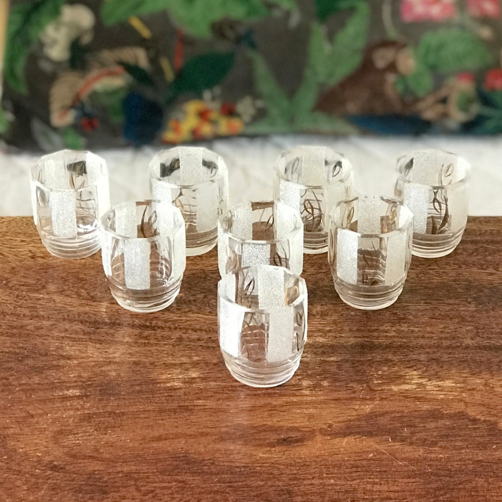 Lot de 8 verres à liqueur granités années 50 de forme octogonale par Hello Broc brocante en ligne