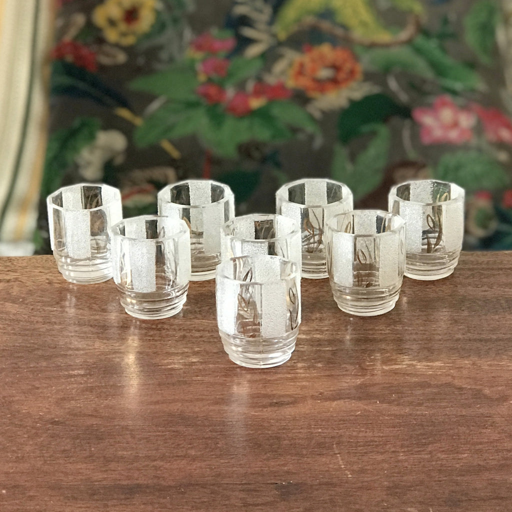 Lot de 8 verres à liqueur granités années 50 de forme octogonale par Hello Broc brocante en ligne