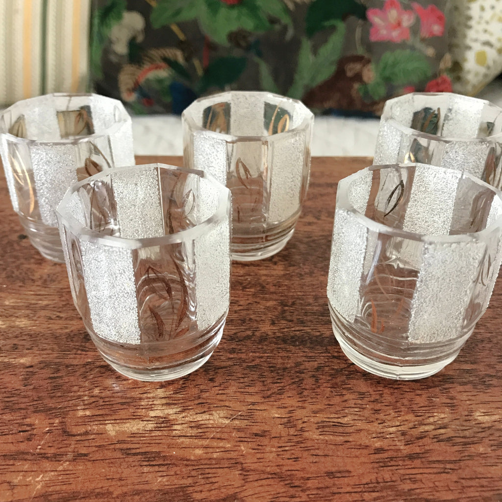 Lot de 8 verres à liqueur granités années 50 de forme octogonale par Hello Broc brocante en ligne