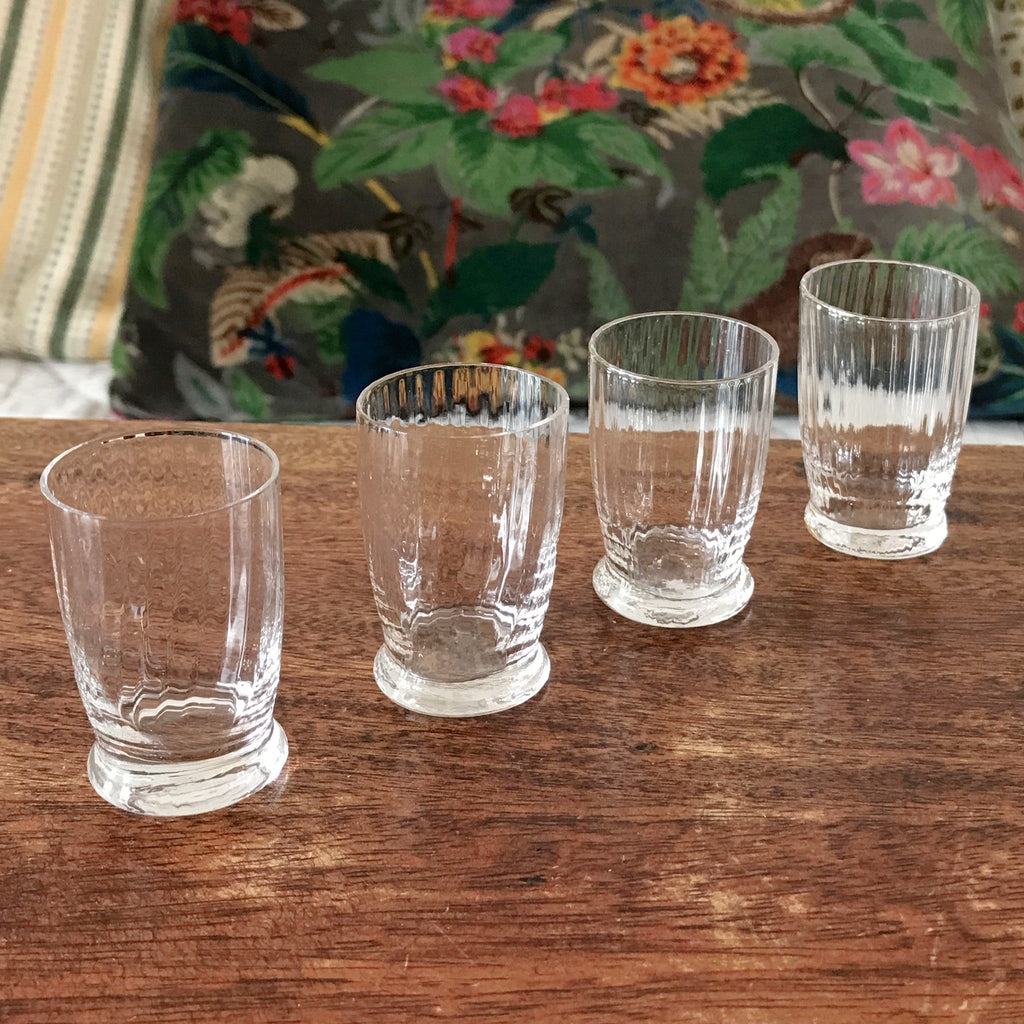 Lot de 4 petits verres à digestif  décoré de stries intérieures par Hello Broc brocante en ligne