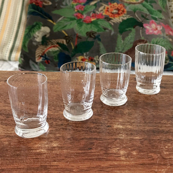 Lot de 4 petits verres à digestif  décoré de stries intérieures par Hello Broc brocante en ligne