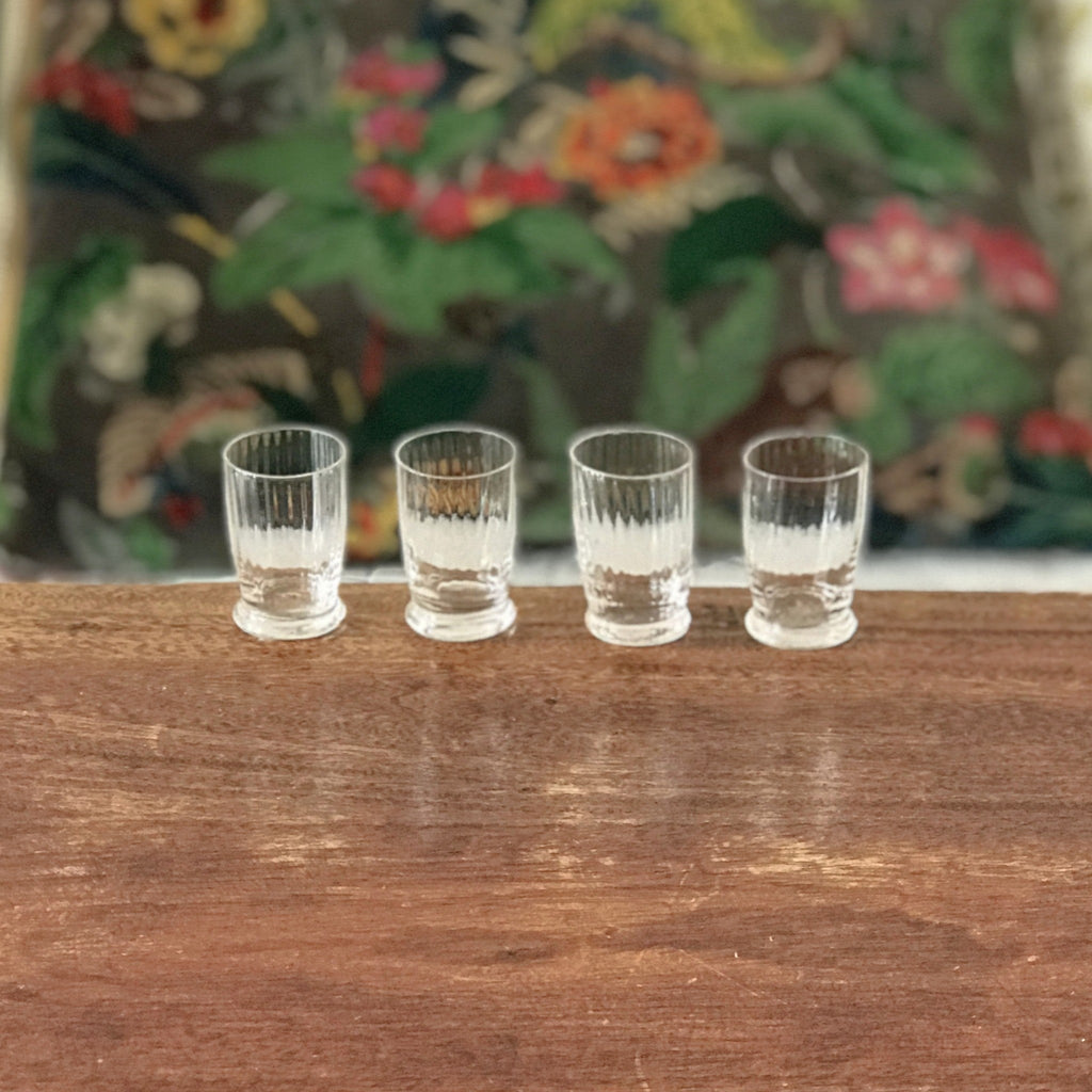 Lot de 4 petits verres à digestif  décoré de stries intérieures par Hello Broc brocante en ligne
