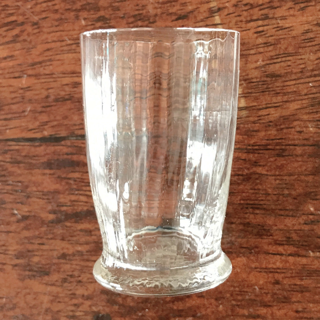Lot de 4 petits verres à digestif  décoré de stries intérieures par Hello Broc brocante en ligne