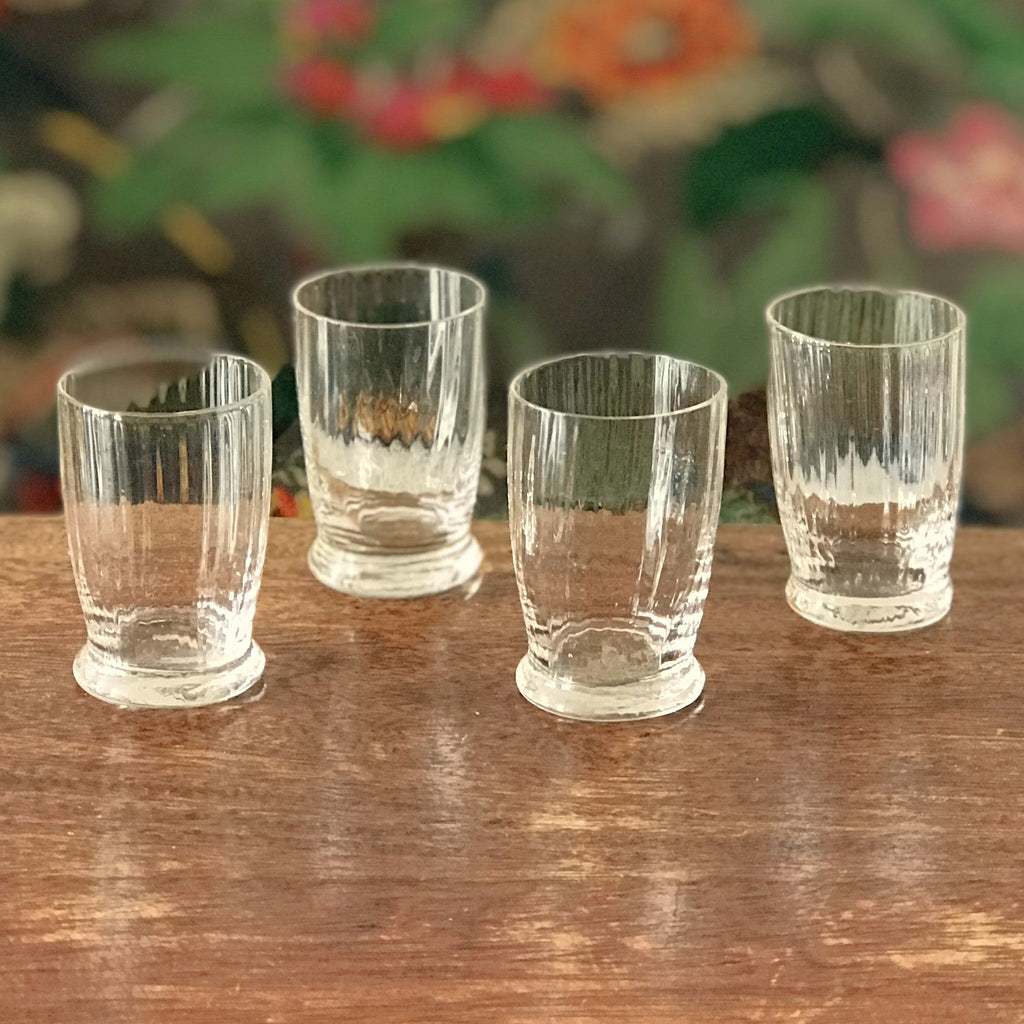 Lot de 4 petits verres à digestif  décoré de stries intérieures par Hello Broc brocante en ligne