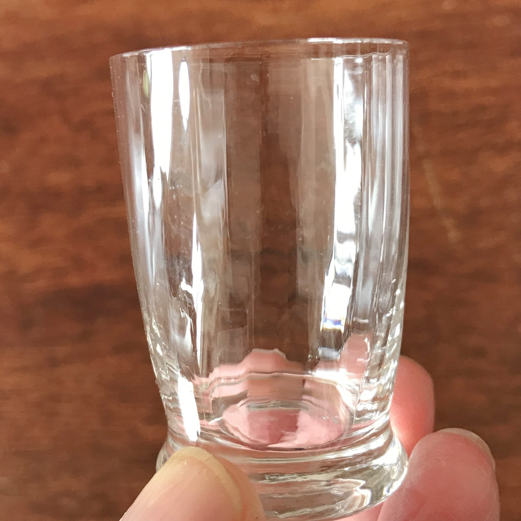 Lot de 4 petits verres à digestif  décoré de stries intérieures par Hello Broc brocante en ligne