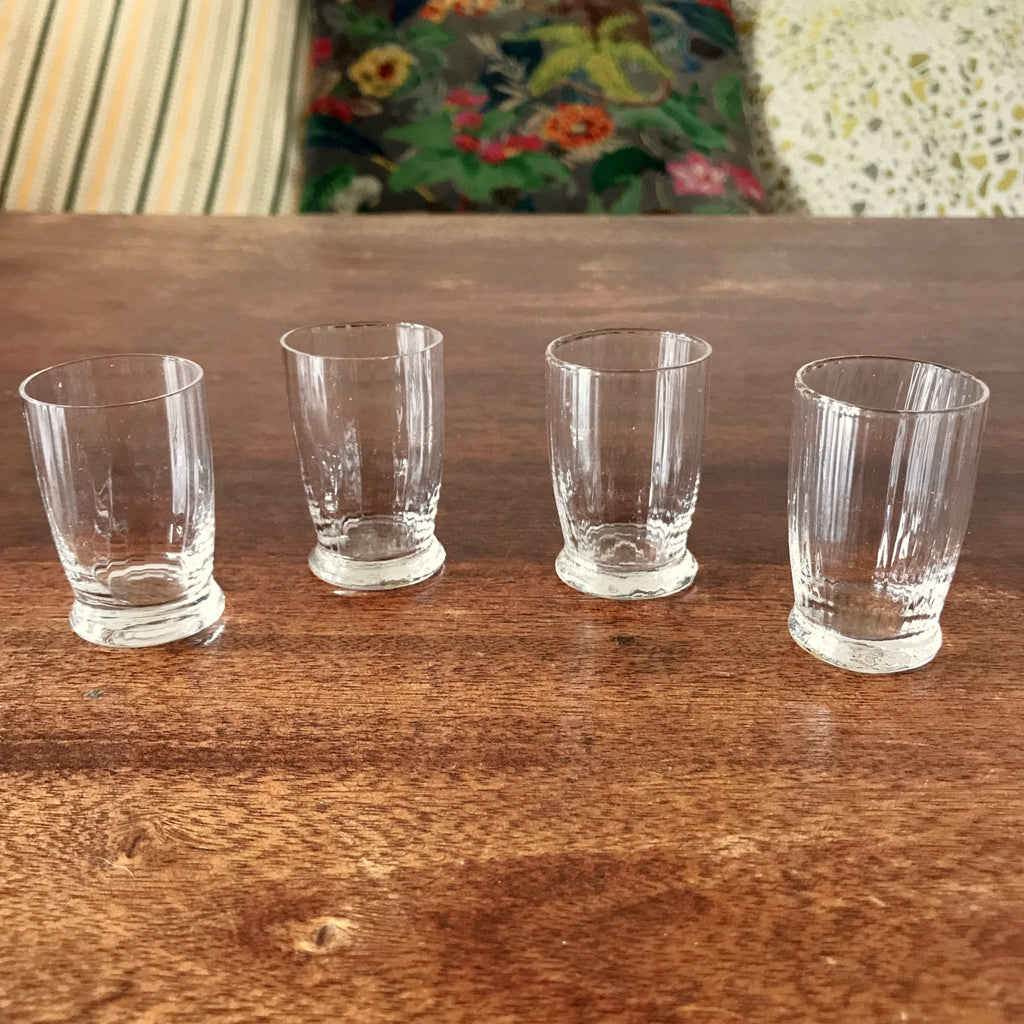 Lot de 4 petits verres à digestif  décoré de stries intérieures par Hello Broc brocante en ligne