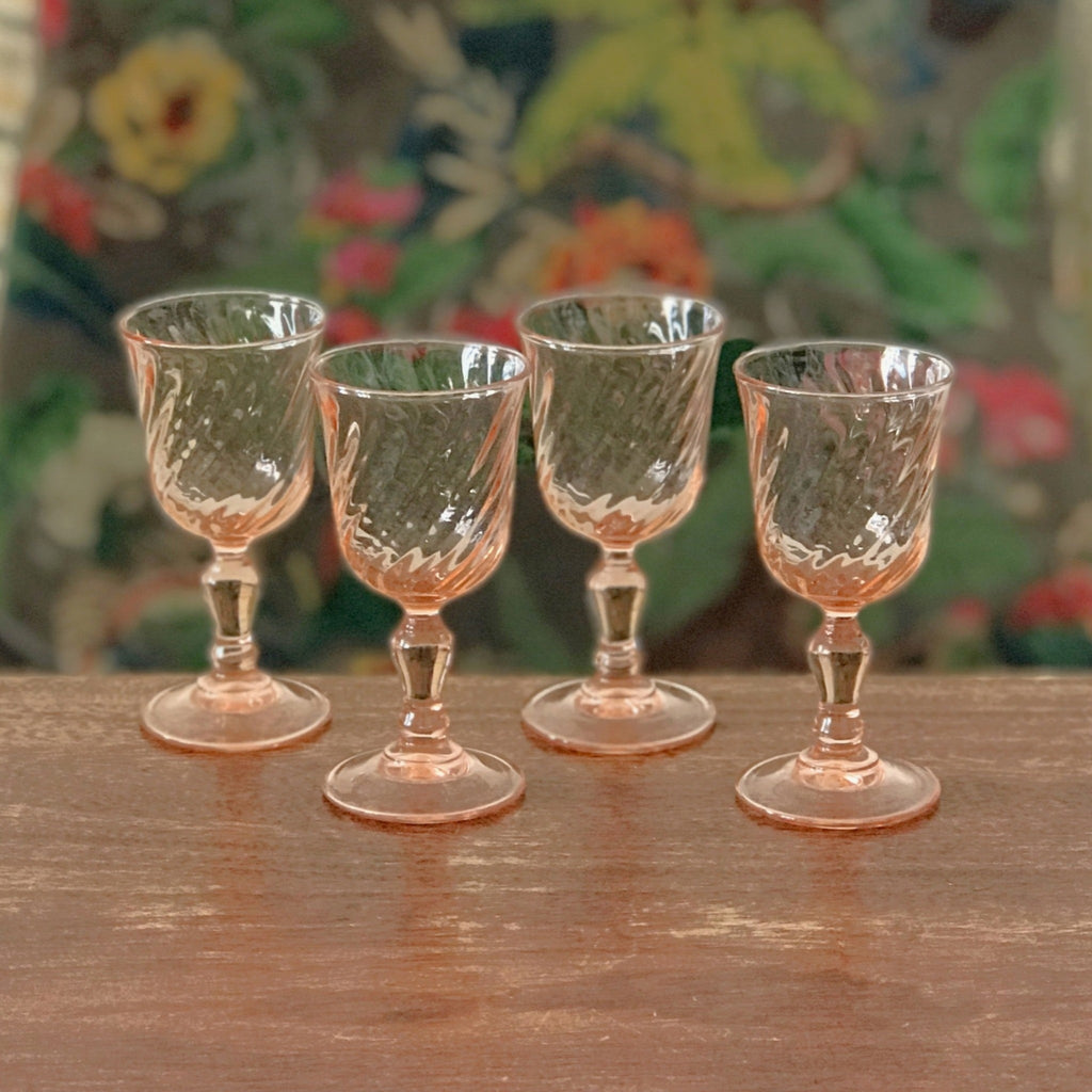 Ensemble de 4 verres à liqueur sur pied en verre moulé rose collection Rosaline par Luminarc Arcoroc par Hello Broc brocante en ligne
