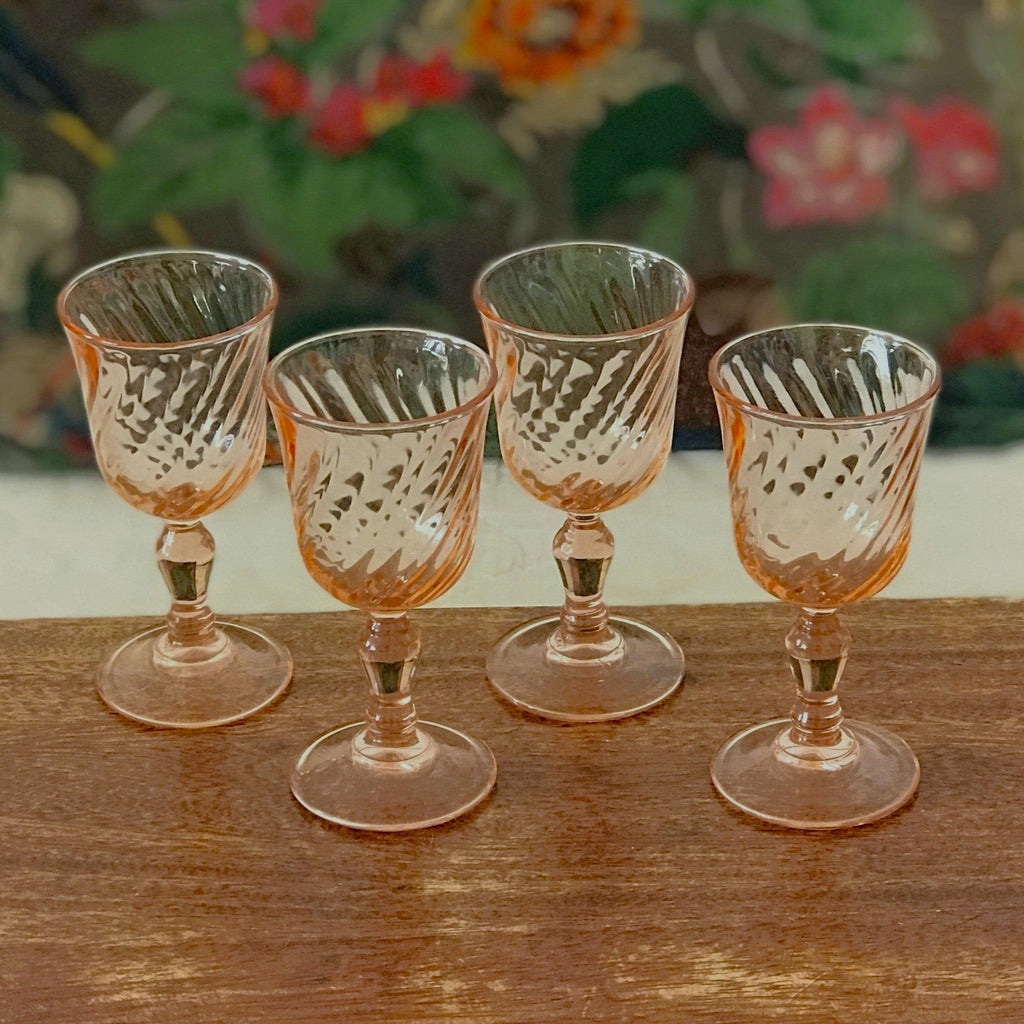 Ensemble de 4 verres à liqueur sur pied en verre moulé rose collection Rosaline par Luminarc Arcoroc par Hello Broc brocante en ligne