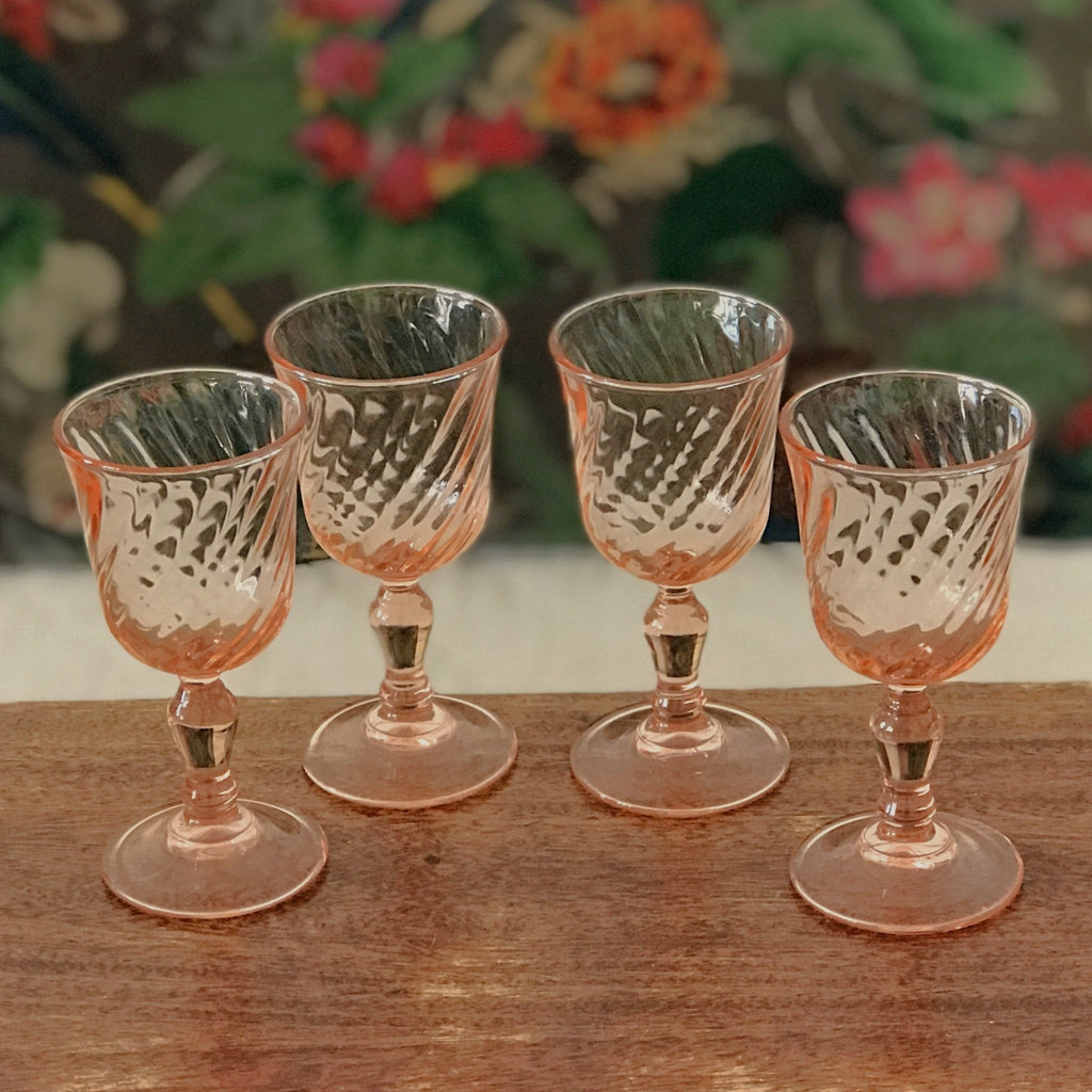 Ensemble de 4 verres à liqueur sur pied en verre moulé rose collection Rosaline par Luminarc Arcoroc par Hello Broc brocante en ligne