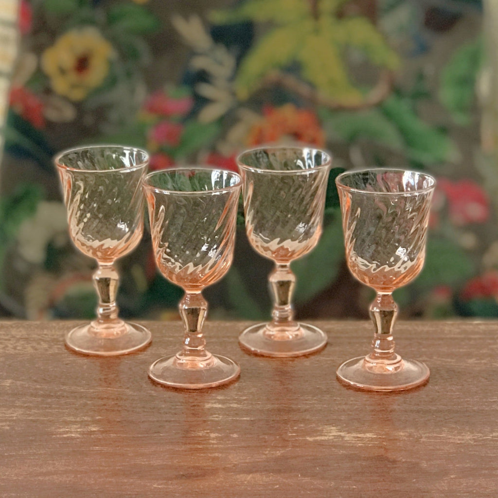 Ensemble de 4 verres à liqueur sur pied en verre moulé rose collection Rosaline par Luminarc Arcoroc par Hello Broc brocante en ligne