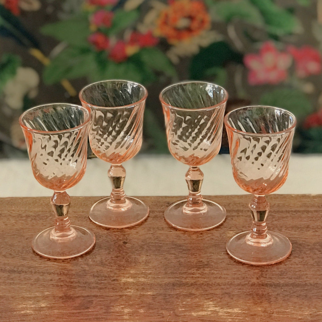 Ensemble de 4 verres à liqueur sur pied en verre moulé rose collection Rosaline par Luminarc Arcoroc par Hello Broc brocante en ligne