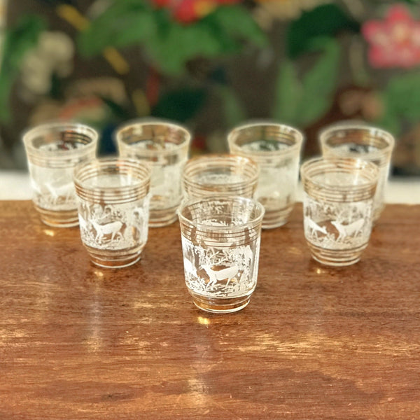Ensemble de 8 verres vintage à digestif , liqueur ou shooter liserés dorés et scène rupestre imprimée années 60 par Hello Broc brocante en ligne