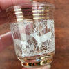 Ensemble de 8 verres vintage à digestif , liqueur ou shooter liserés dorés et scène rupestre imprimée années 60 par Hello Broc brocante en ligne