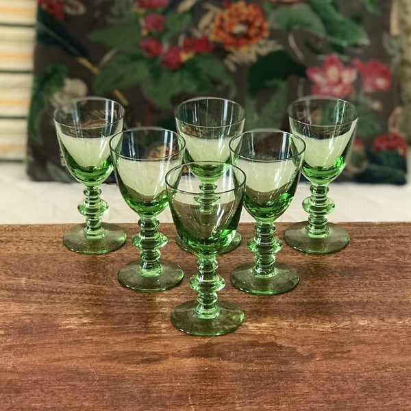 Lot de 6 petits verres à digestif sur pied en cristal vert par Hello Broc brocante en ligne