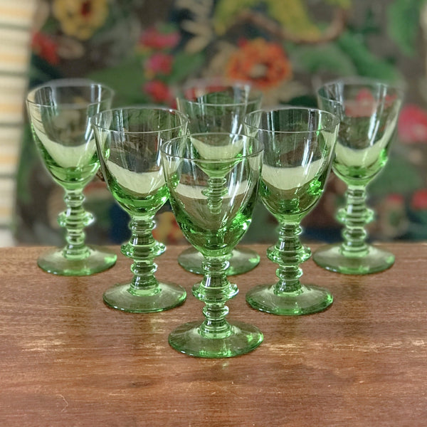 Lot de 6 petits verres à digestif sur pied en cristal vert par Hello Broc brocante en ligne
