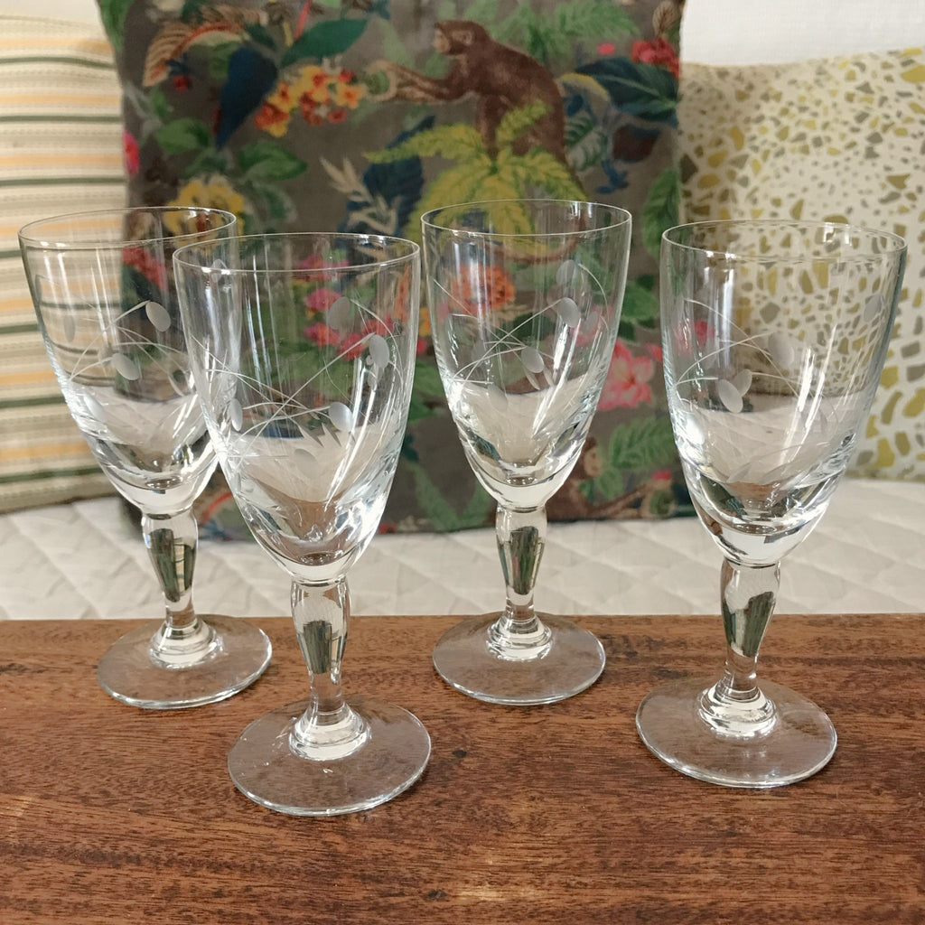 Lot de 4 verres à liqueur vintage sur pied en cristal gravé contenance de 5 cl par Hello Broc brocante en ligne