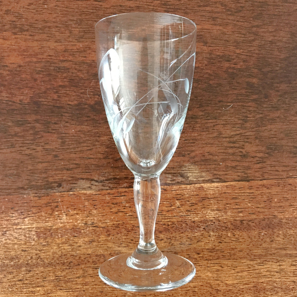 Lot de 4 verres à liqueur vintage sur pied en cristal gravé contenance de 5 cl par Hello Broc brocante en ligne