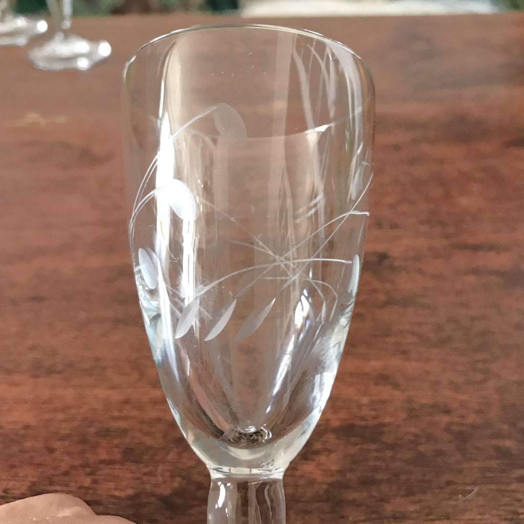 Lot de 4 verres à liqueur vintage sur pied en cristal gravé contenance de 5 cl par Hello Broc brocante en ligne