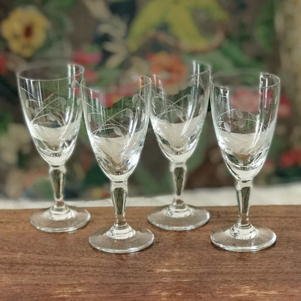 Lot de 4 verres à liqueur vintage sur pied en cristal gravé contenance de 5 cl par Hello Broc brocante en ligne