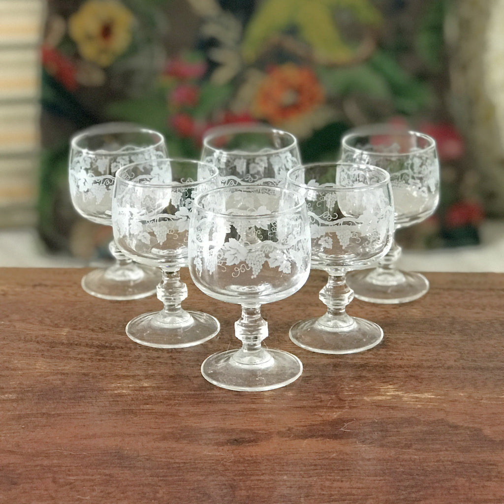 Lot de 6 verres ballons à liqueur ou à digestif sur pied décor imprimé grappes de raisin par Hello Broc brocante en ligne