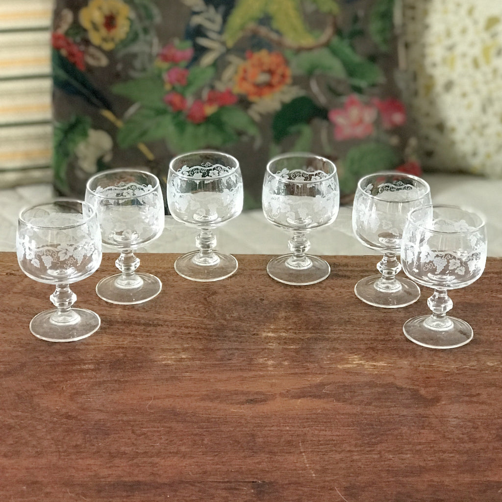 Lot de 6 verres ballons à liqueur ou à digestif sur pied décor imprimé grappes de raisin par Hello Broc brocante en ligne