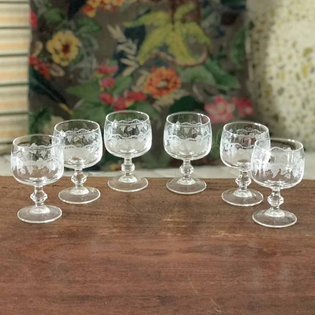 Lot de 6 verres ballons à liqueur ou à digestif sur pied décor imprimé grappes de raisin par Hello Broc brocante en ligne