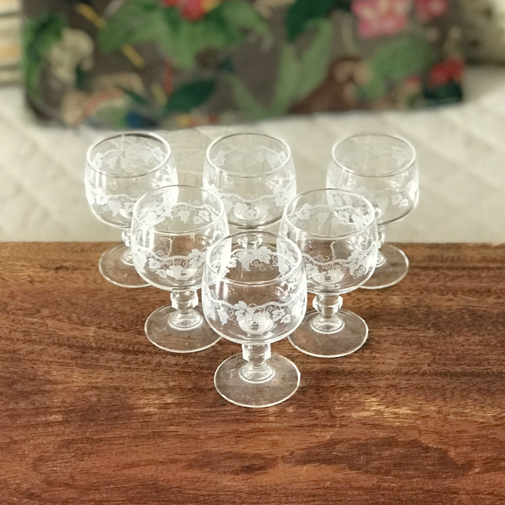Lot de 6 verres ballons à liqueur ou à digestif sur pied décor imprimé grappes de raisin par Hello Broc brocante en ligne