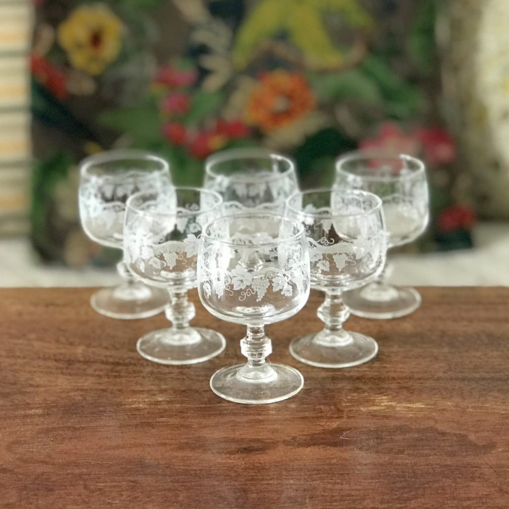 Lot de 6 verres ballons à liqueur ou à digestif sur pied décor imprimé grappes de raisin par Hello Broc brocante en ligne