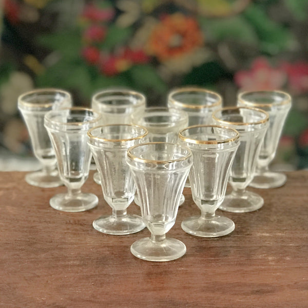 Lot de 10 petits verres à digestif ou à liqueur sur pied Art Déco en verre moulé liseré doré par Hello Broc brocante en ligne