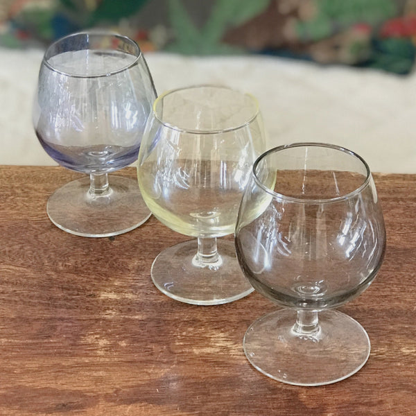 Trio de verres vintage à cognac multicolores en verre moulé contenance de 12 cl par Hello Broc brocante en ligne