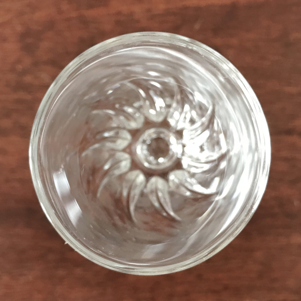 Lot de 6 verres à liqueur sur pied en cristal décor gravé attribution Cristal d'Arques modèle Flamenco fabriqué en France contenance de 5 cl par Hello Broc brocante en ligne