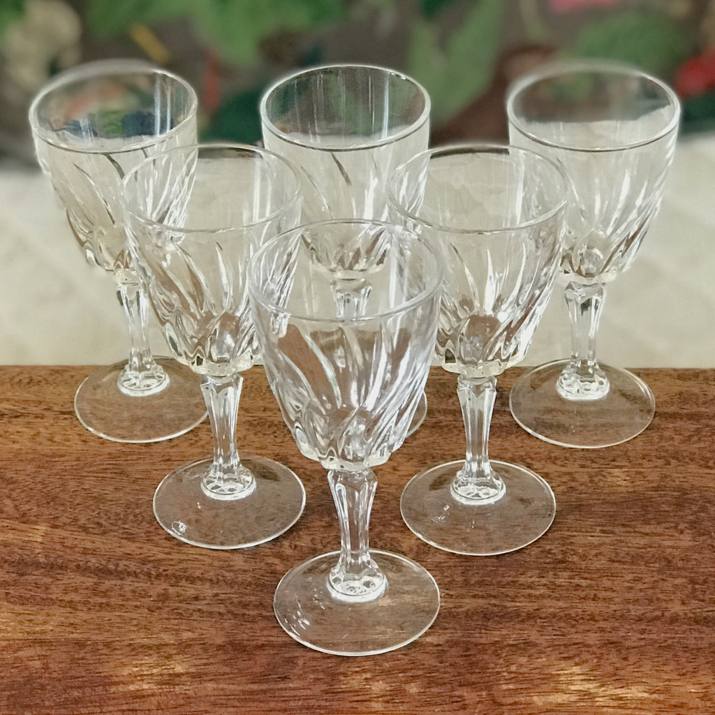 Lot de 6 verres à liqueur sur pied en cristal décor gravé attribution Cristal d'Arques modèle Flamenco fabriqué en France contenance de 5 cl par Hello Broc brocante en ligne