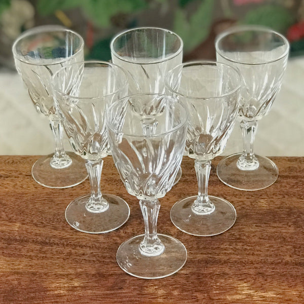 Lot de 6 verres à liqueur sur pied en cristal décor gravé attribution Cristal d'Arques modèle Flamenco fabriqué en France contenance de 5 cl par Hello Broc brocante en ligne