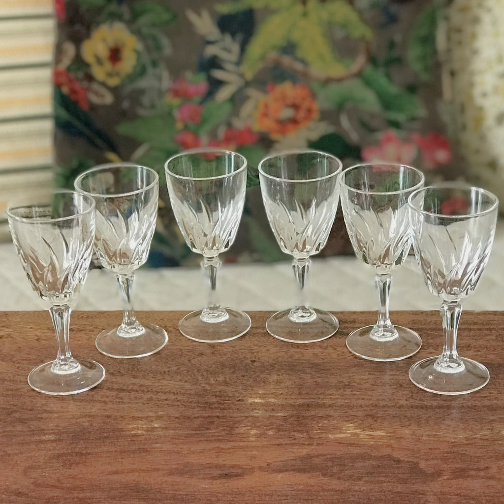 Lot de 6 verres à liqueur sur pied en cristal décor gravé attribution Cristal d'Arques modèle Flamenco fabriqué en France contenance de 5 cl par Hello Broc brocante en ligne