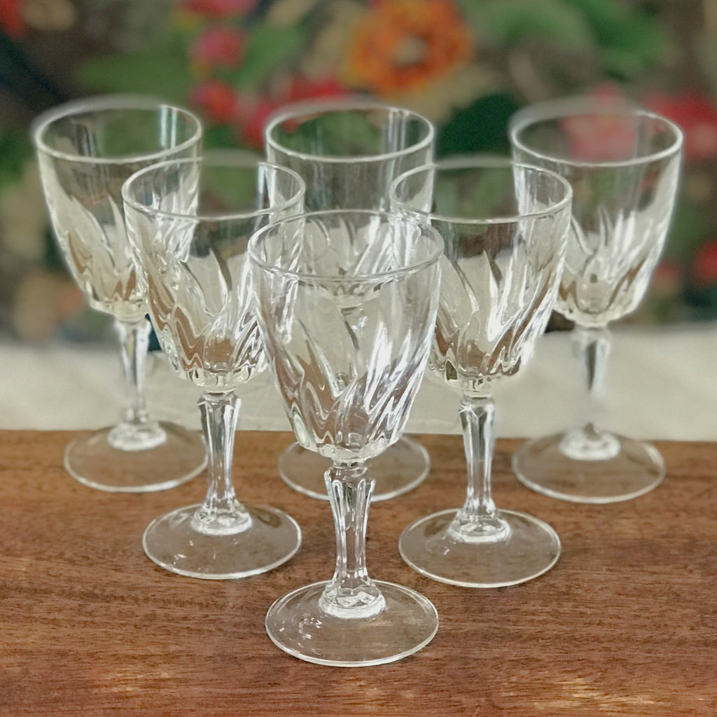 Lot de 6 verres à liqueur sur pied en cristal décor gravé attribution Cristal d'Arques modèle Flamenco fabriqué en France contenance de 5 cl par Hello Broc brocante en ligne