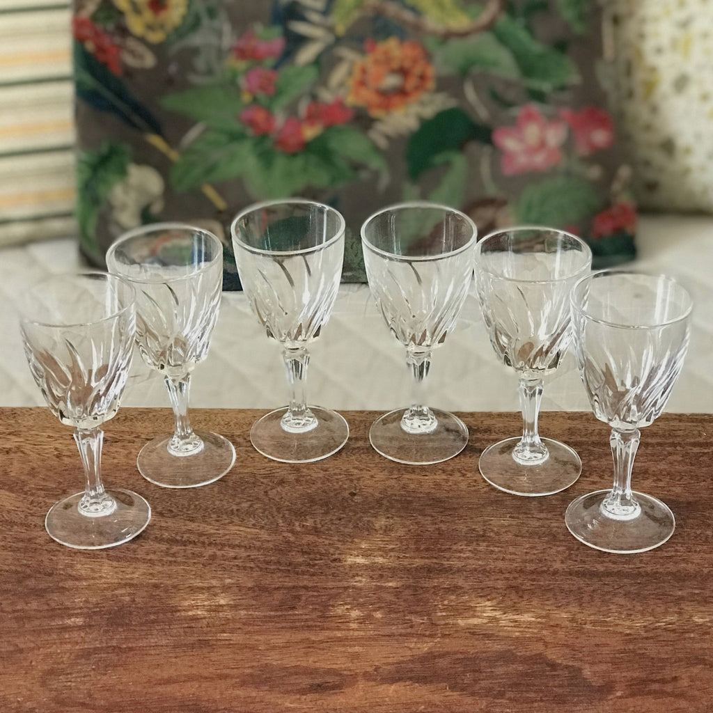 Lot de 6 verres à liqueur sur pied en cristal décor gravé attribution Cristal d'Arques modèle Flamenco fabriqué en France contenance de 5 cl par Hello Broc brocante en ligne